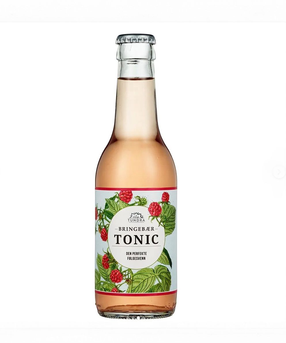 3.-Nøisom-Tundra-tonic-bringebær-flaskedesign  av Gro Englund Børresen